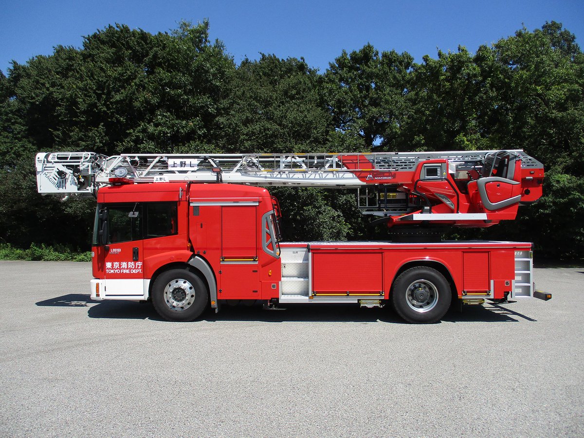 #VoyageVoyage à Tokyo 🇯🇵 : Le @TokyoFireDepartment a récemment reçu cette échelle Magirus #M32L. Montée sur châssis Mercedes-Benz #Econic 1835L, une cabine pour 1 + 3 👨‍🚒, PLTF de sauvetage RC400, lance eau/mousse (2,500 L/min) et autres fonctions. ℹ️magirusgroup.com/de/en/serving-…