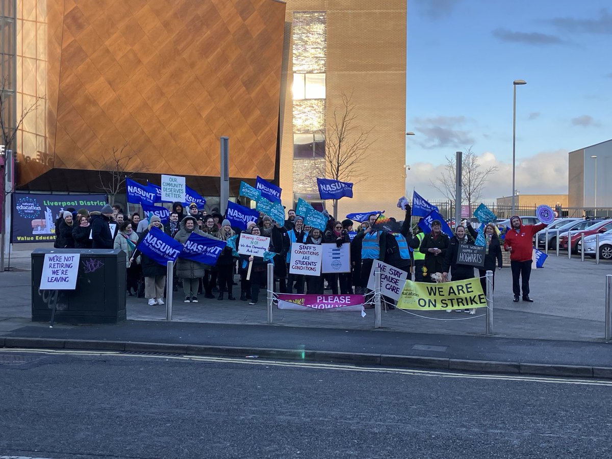 Another huge turnout from ⁦<a href="/NEUnion/">National Education Union</a>⁩ and ⁦<a href="/NASUWT/">NASUWT</a>⁩ members at Gateacre school. NST need to listen to our members, reduce their workload and recognise trade unions.