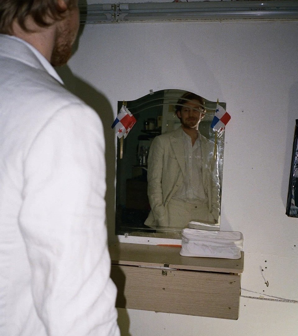 chillviaofarc's tweet image. stars at noon