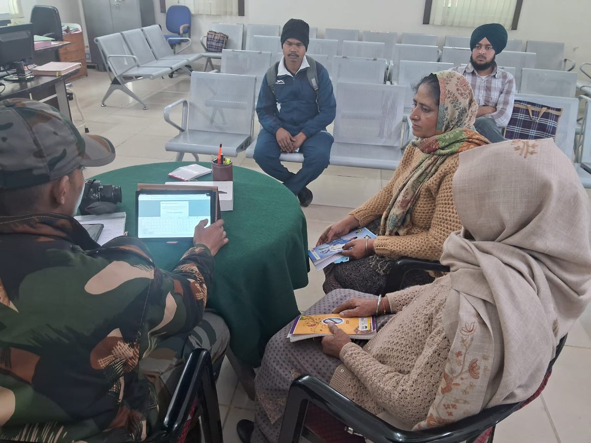 VajraCorps_IA's tweet image. Honouring the spirit of Service and Sacrifice!
A SPARSH outreach program was organized under the aegis of #GoldenArrowDivision at ECHS Polyclinic, Ferozepur, aimed at addressing grievances, provide dedicated assistance and strengthen the support system for our esteemed #Veterans…