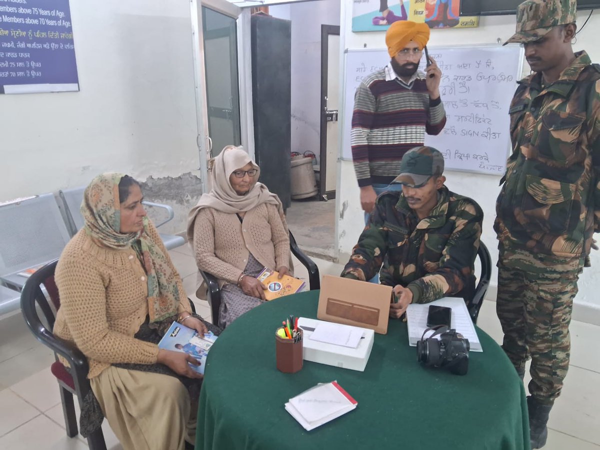 VajraCorps_IA's tweet image. Honouring the spirit of Service and Sacrifice!
A SPARSH outreach program was organized under the aegis of #GoldenArrowDivision at ECHS Polyclinic, Ferozepur, aimed at addressing grievances, provide dedicated assistance and strengthen the support system for our esteemed #Veterans…