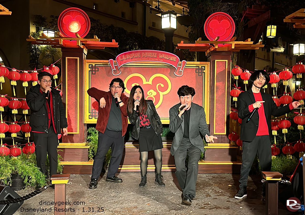 disneygeekcom's tweet photo. Vocal Seoul is performing during the #LunarNewYear Celebration at #DisneyCaliforniaAdventure.   @daynah shares some pictures &amp; video from their 7:30pm set last Friday @ #Disneyland Resort

https://t.co/uWB7ni3eMu https://t.co/PPBqJMciAi