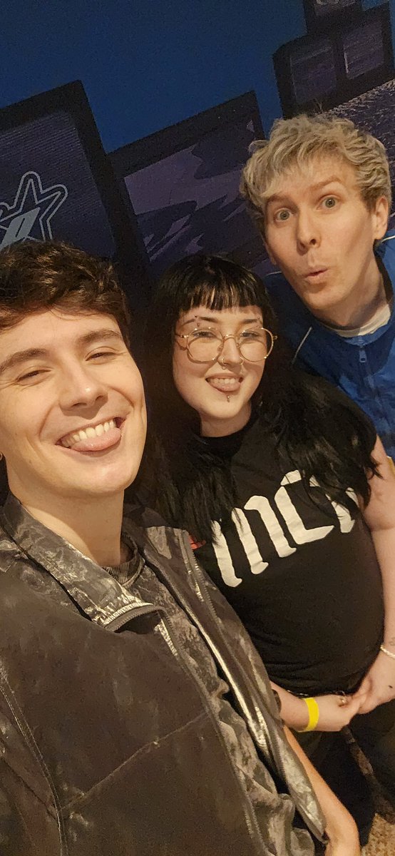 Starrfxcker's tweet photo. I know I already posted these but honestly I don't understand and can't understand that I met and hugged and spoke to people who genuinely gave baby me some hope and joy in life. https://t.co/I2EpP2sF1y