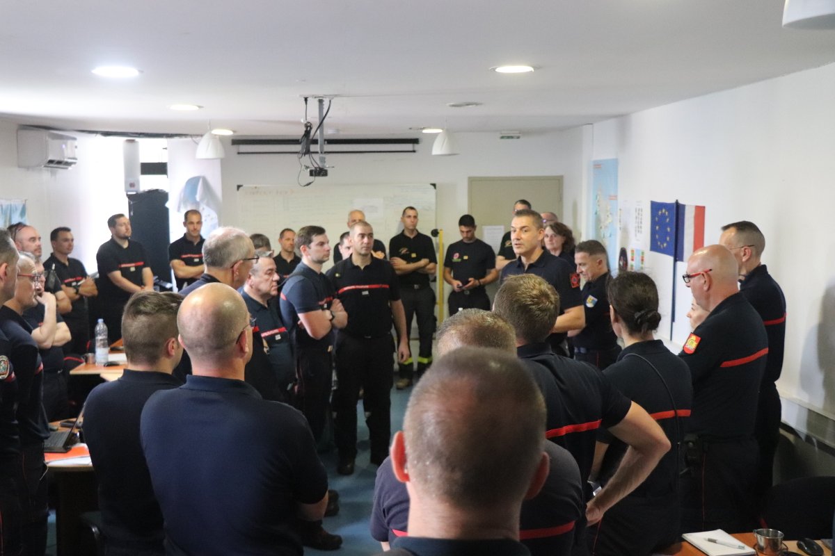 [MAYOTTE]
Le Contrôleur général Matthieu Mairesse, directeur du <a href="/SDIS85/">Sapeurs-pompiers de la Vendée</a> assure depuis le 4 février, le commandement de la 3ème mission successive d'appui de la sécurité civile engagée au profit de #Mayotte. 
Elle est composée de 750 personnels de la sécurité civile