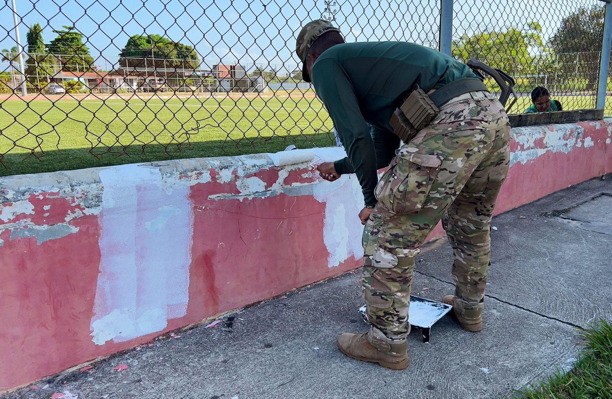 En el marco del #PlanFirmeza, y Operación #PatriaDuradera, #Aeronavales realizan trabajos de pintura en la cancha sintética de fútbol de El Ciruelito, en Antón, promoviendo el deporte como herramienta de integración comunitaria, de cara a la Copa #Aeronaval 2025.

#SomosMuchosMás