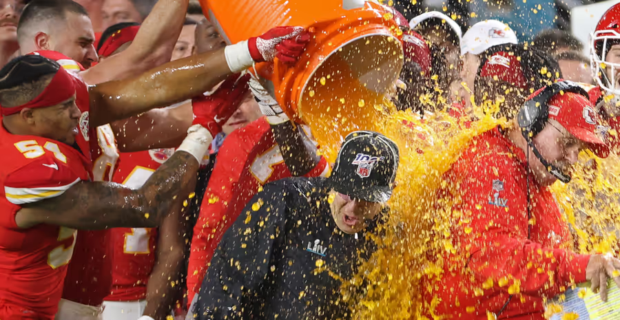 In17WeTrust's tweet photo. Ref and Reid getting equal share of the Gatorade, for equal share in the win! https://t.co/mr0QcC8oAN