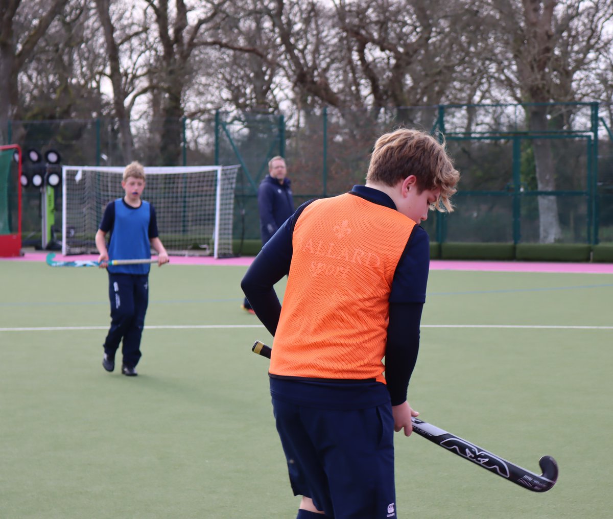 BallardSchool's tweet image. It's a lovely afternoon for some serious Hockey practice. Some serious conversations in the dugout too!

#OutstandingSportAtBallard #Hockey #UpperPrep #MadeAtBallard
