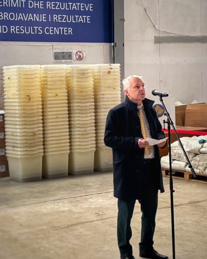📅 Together with <a href="/OSCEKosovo/">OSCE Kosovo</a>'s Acting HoM Connie Taylor, I handed over servers and other equipment, worth 140k EUR, to <a href="/KQZKosova/">KQZKosova</a> today, ahead of the upcoming elections.
This support will ensure smooth electoral processes in 🇽🇰. Thanks, Chairman Radoniqi, for welcoming us!
🇩🇪🤝🇽🇰