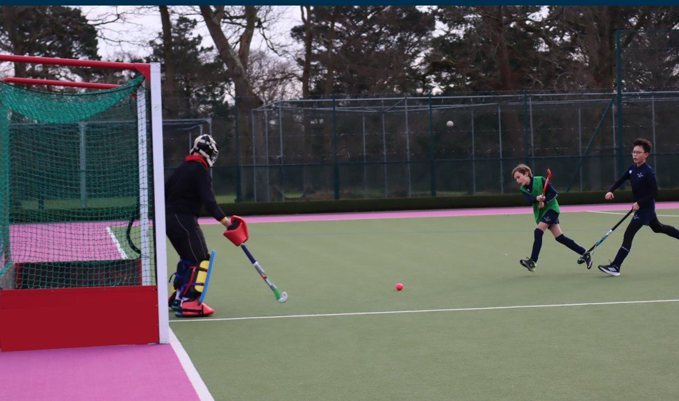 BallardSchool's tweet image. It's a lovely afternoon for some serious Hockey practice. Some serious conversations in the dugout too!

#OutstandingSportAtBallard #Hockey #UpperPrep #MadeAtBallard