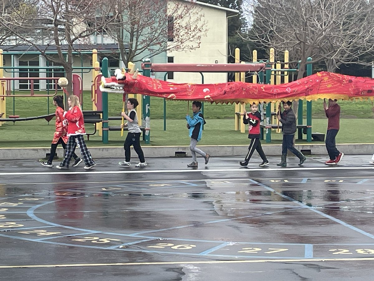 PaloAltoUnified's tweet photo. A little rain did not stop the Lunar New Year celebration at Ohlone! #PAUSD #PAUSDPromise #LunarNewYear https://t.co/gM55BGq2d2