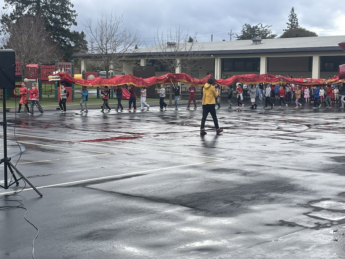 PaloAltoUnified's tweet photo. A little rain did not stop the Lunar New Year celebration at Ohlone! #PAUSD #PAUSDPromise #LunarNewYear https://t.co/gM55BGq2d2