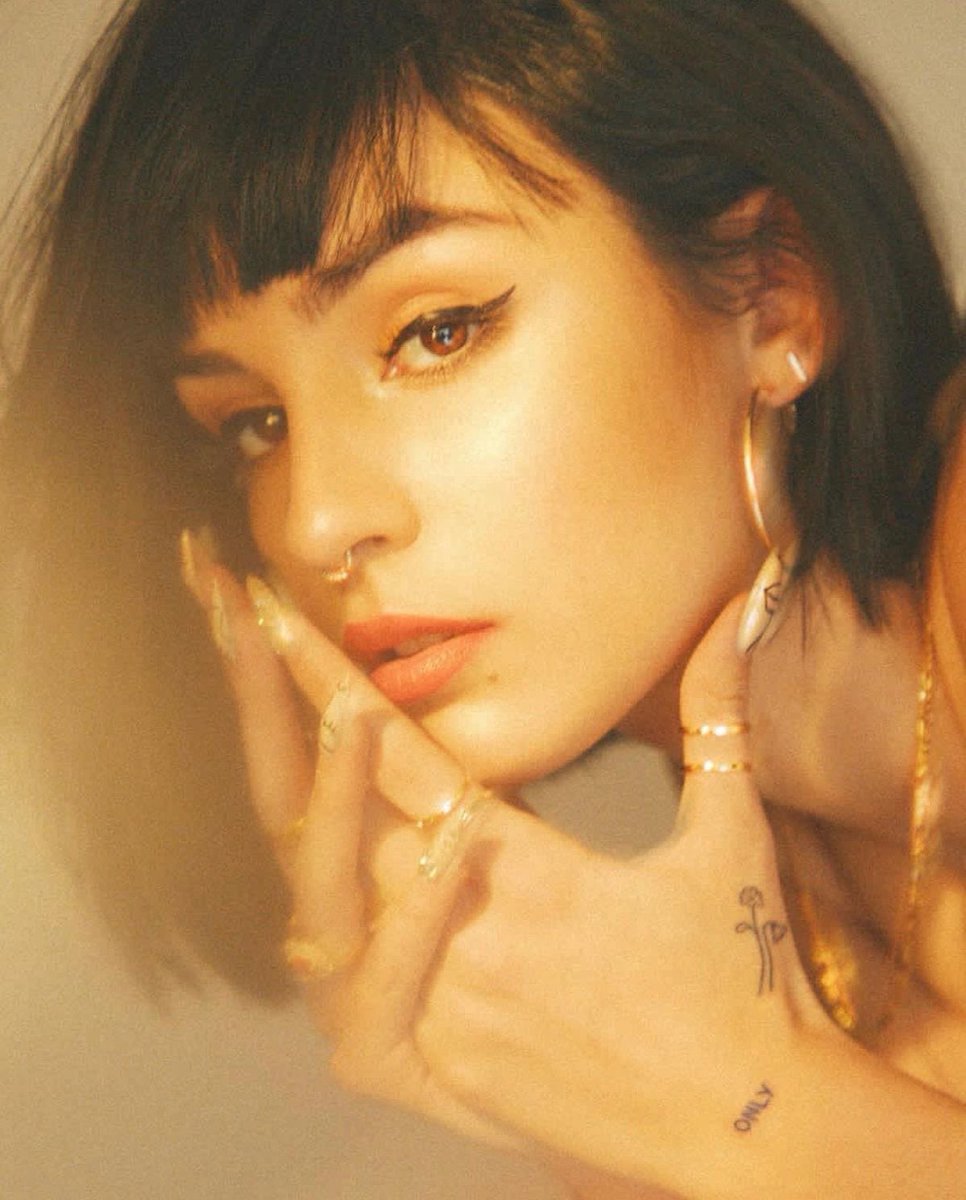 lunaensebas's tweet image. las uñas, el pelo, el eyeliner…. tenías que estar ahí