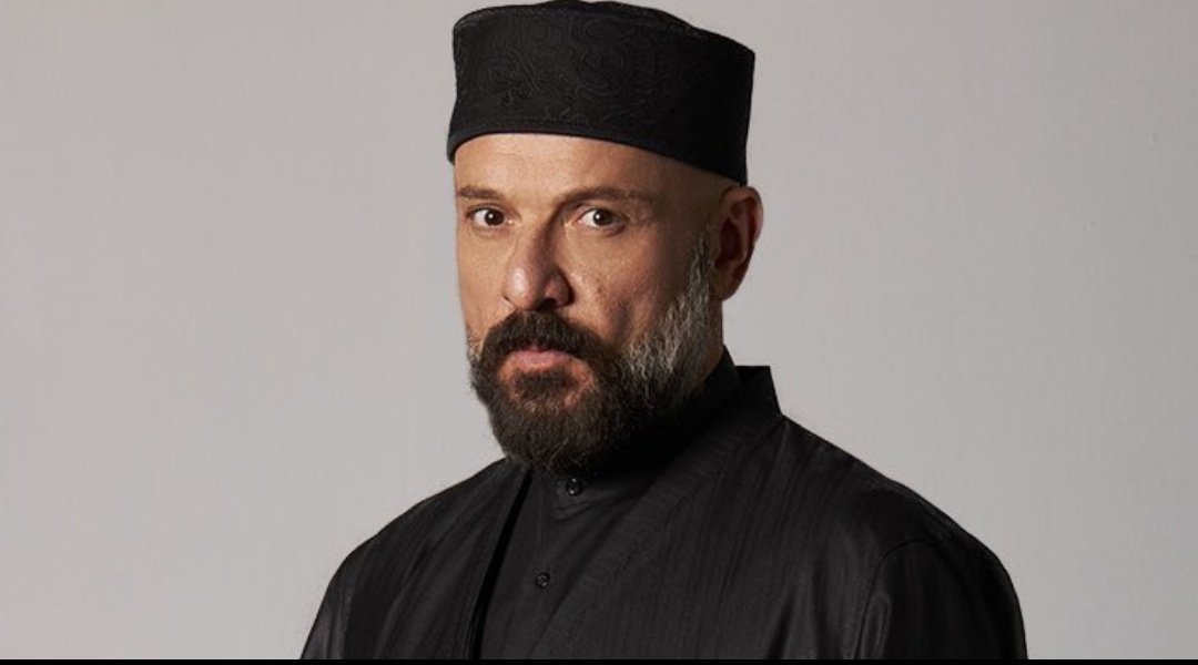 kral ya kral simdi olsa cuneydle zeynebi zorla ayni evde kaldirir sirini de nikahini alirdi bizi de bi dertten kurtarirdi
buyuk adamdi vesselam , bilemedik degerini...