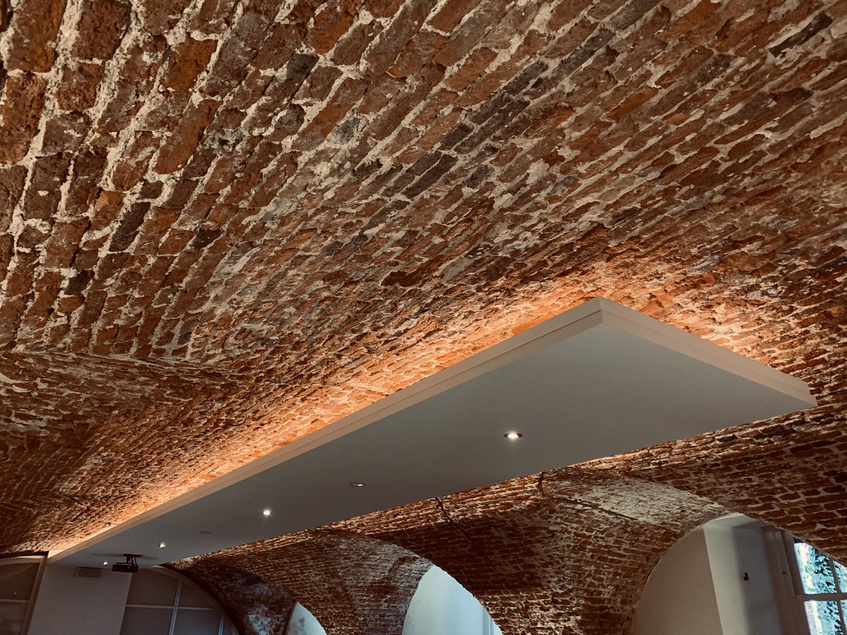 HetGasthuys's tweet photo. Omdat alleen het beste goed genoeg is vandaag ‘eerste generatie’ LED-strips vervangen door laatste generatie technologie Ervaar in Het Gasthuys de luxe en gastvrijheid van 2025 in een Middeleeuwse entourage in het hart van Amersfoort https://t.co/ALwZplOT0S