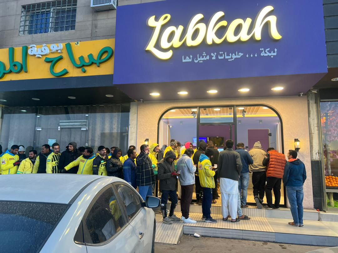 تجمهر مناديب التوصيل عند أحد محلات الحلويات 😵

محل حلويات اسمه "لبكة" براند سعودي انطلق من القصيم.. بدأ عام ٢٠٢٣م و توسع ل ١٧ فرع.

وحقق أكثر من مليون طلب 🔥

شيء محير!