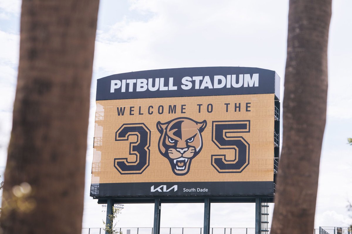 HCWillieSimmons's tweet photo. The inaugural 2025 FIU football signing class is officially in the books! We are ecstatic about the young men who are joining the renaissance here in the 305! Huge shoutout to everyone who assisted throughout this recruiting season! #PawsUp #WeAre305 #FightInUs #NSD25 https://t.co/viy1focB3G