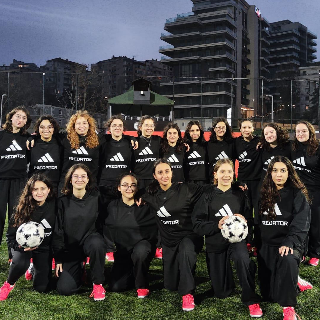 "Kızlar Sahada" Organizasyonu kapsamında, Galatasaray Lisesi Kız Futbol Takımı, David Beckham, Beşiktaş United Payment Kadın Futbol Takımı ile bir araya geldi.