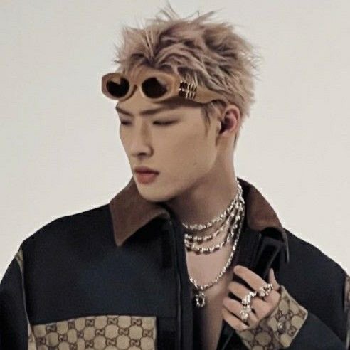 Arms Tonite

manager yh misses being in a relationship but after years of being single he has no idea how to start dating again, until a cocky fashion designer mg shows up and offers to help him with the intention of getting into yhs pants

CW // age gap (mg 28, yh 40)