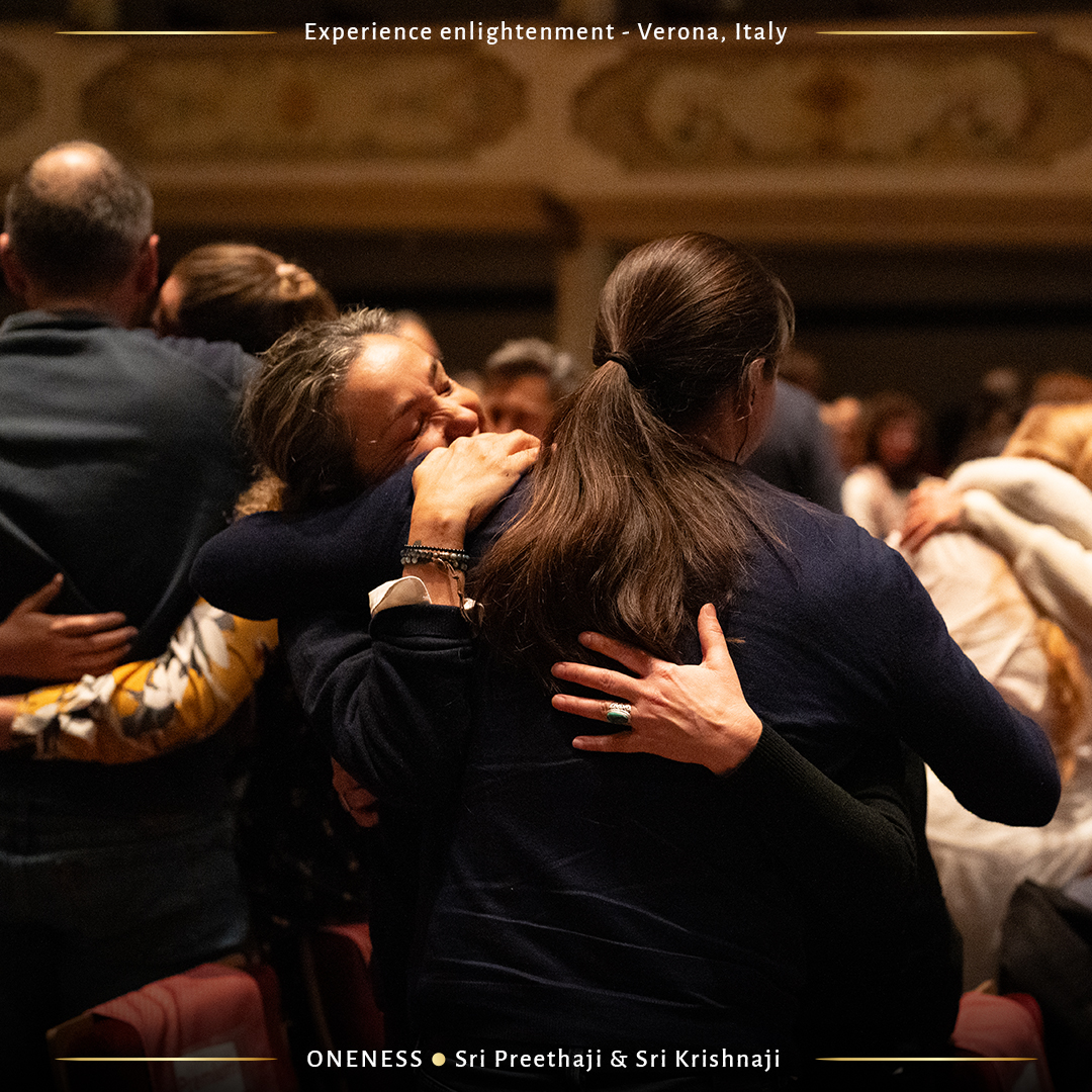 onenessmovement's tweet photo. Italy was blessed with the presence of the Mukti Gurus, offering seekers a profound experience of enlightenment. They received the awakening of wealth consciousness. Drenched in pure grace after Deeksha, seekers experienced an indescribable peace and a deep, sacred connection. https://t.co/Jugwpp4H8s