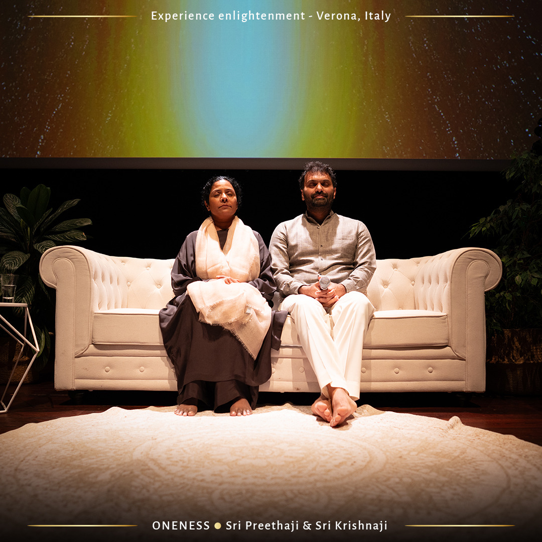 onenessmovement's tweet photo. Italy was blessed with the presence of the Mukti Gurus, offering seekers a profound experience of enlightenment. They received the awakening of wealth consciousness. Drenched in pure grace after Deeksha, seekers experienced an indescribable peace and a deep, sacred connection. https://t.co/Jugwpp4H8s