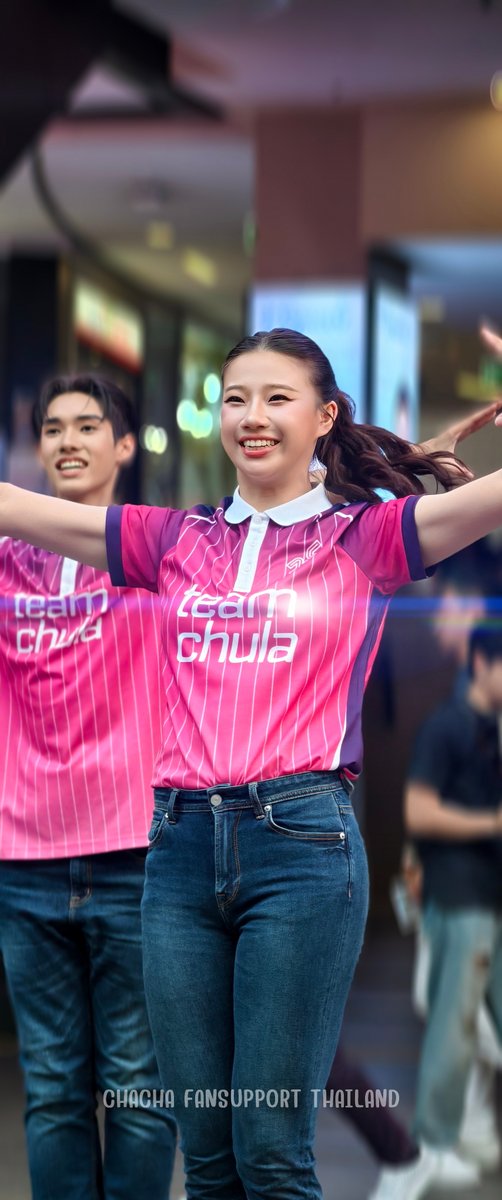 Chacha_FansTH's tweet photo. CHACHA | CUCL75 FLASH MOB SHOW @ SIAM SQUARE BTS SKYBRIDGE, CHULABAKABEGINS 2025 ✨ 

(1/3)

#ชาช่า #ชาช่ากนกรักษ์ #CHACHA #ChachaKanokrak #fyp #ChachaLifeStyle #TEAMCHACHA #CUCL75 #CHULABAKABEGINS #ChachaXChulaBakaBegins