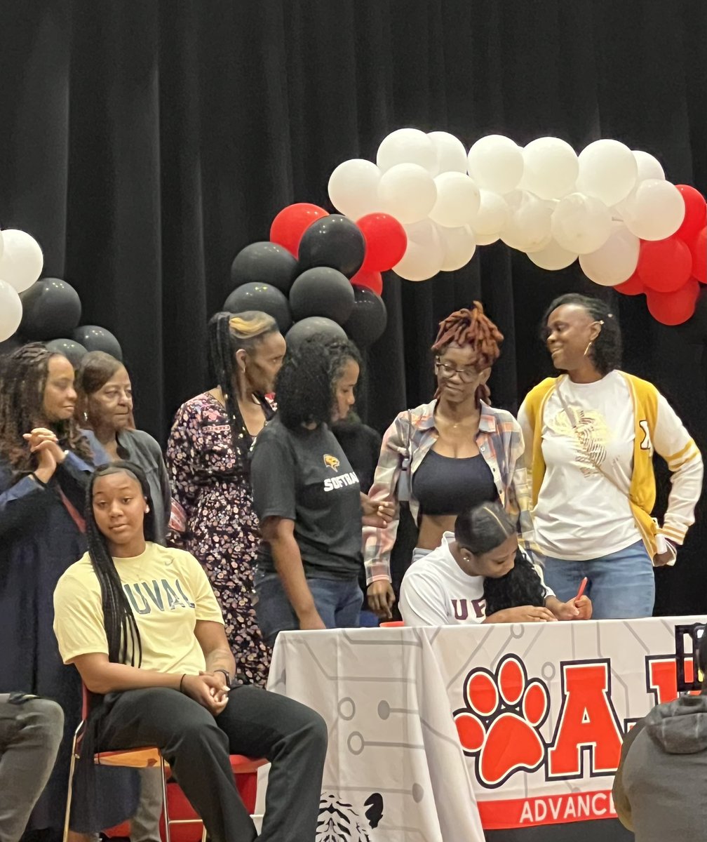 talleymama's tweet photo. The female 🎓Student-Athletes dominated the stage for @A4JaxTigers at today’s #NSD2025 with three softball 🥎 players and one basketball 🏀 player.  Good luck to all these Tigers 🐯 @DuvalSchools in their #CollegeBound journey https://t.co/la4Lev4GIX