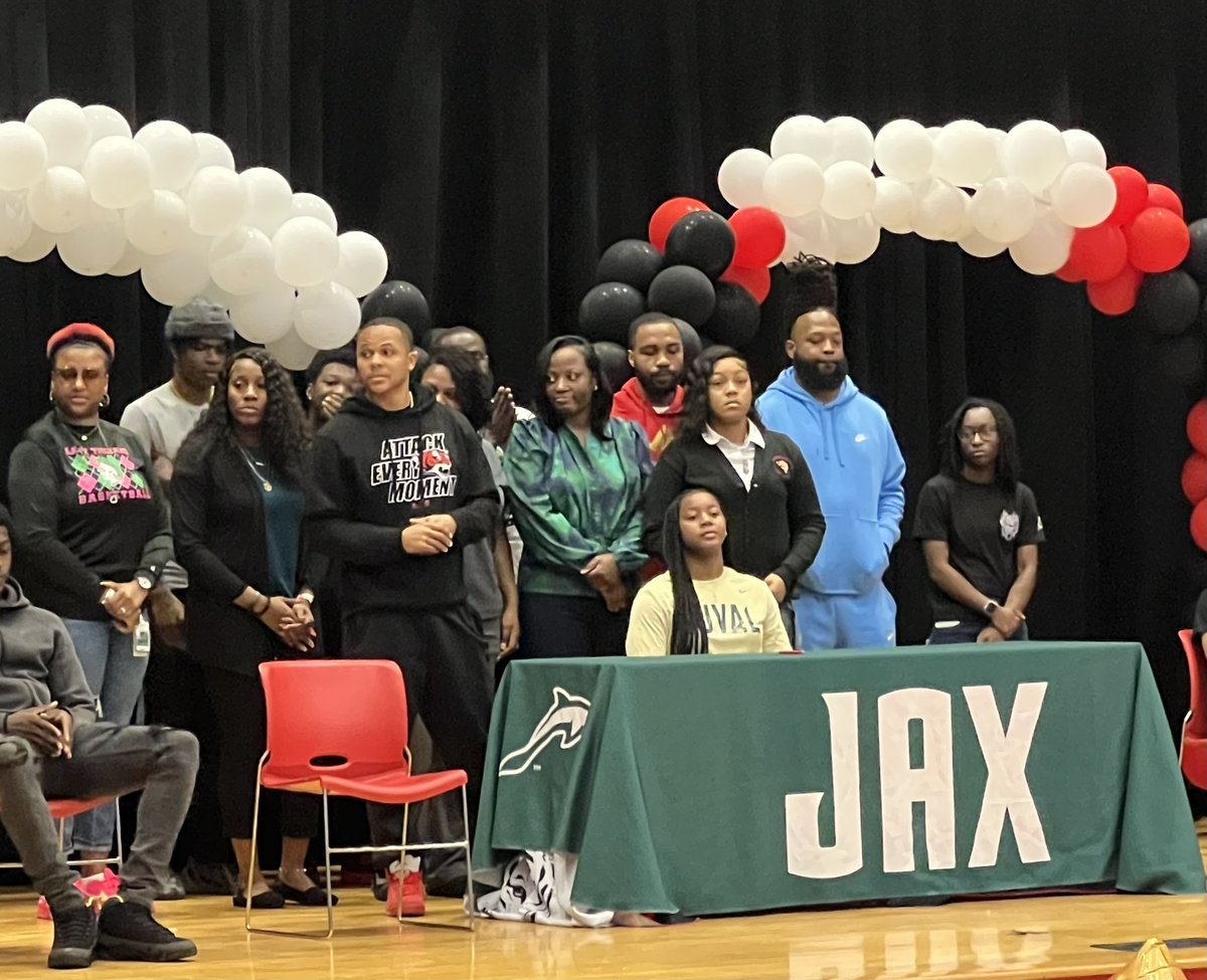 talleymama's tweet photo. The female 🎓Student-Athletes dominated the stage for @A4JaxTigers at today’s #NSD2025 with three softball 🥎 players and one basketball 🏀 player.  Good luck to all these Tigers 🐯 @DuvalSchools in their #CollegeBound journey https://t.co/la4Lev4GIX