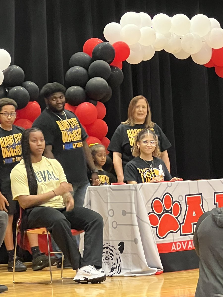 talleymama's tweet photo. The female 🎓Student-Athletes dominated the stage for @A4JaxTigers at today’s #NSD2025 with three softball 🥎 players and one basketball 🏀 player.  Good luck to all these Tigers 🐯 @DuvalSchools in their #CollegeBound journey https://t.co/la4Lev4GIX