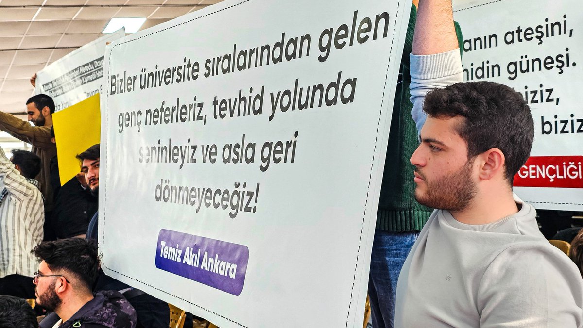 temizakil06's tweet photo. Temiz Akıl Ankara Üniversite Gençliği olarak Adana'da Düzenlenen "Alparslan Kuytul Hocaefendi ile söyleşi" programına katıldık. 

"Bizler üniversite sıralarından gelen genç neferleriz, tevhid yolunda seninleyiz ve asla geri dönmeyeceğiz!"

#TemizAkıl https://t.co/y4x9PUYoZp