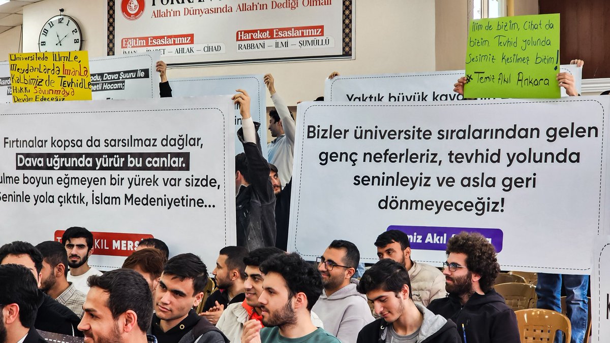 temizakil06's tweet photo. Temiz Akıl Ankara Üniversite Gençliği olarak Adana'da Düzenlenen "Alparslan Kuytul Hocaefendi ile söyleşi" programına katıldık. 

"Bizler üniversite sıralarından gelen genç neferleriz, tevhid yolunda seninleyiz ve asla geri dönmeyeceğiz!"

#TemizAkıl https://t.co/y4x9PUYoZp
