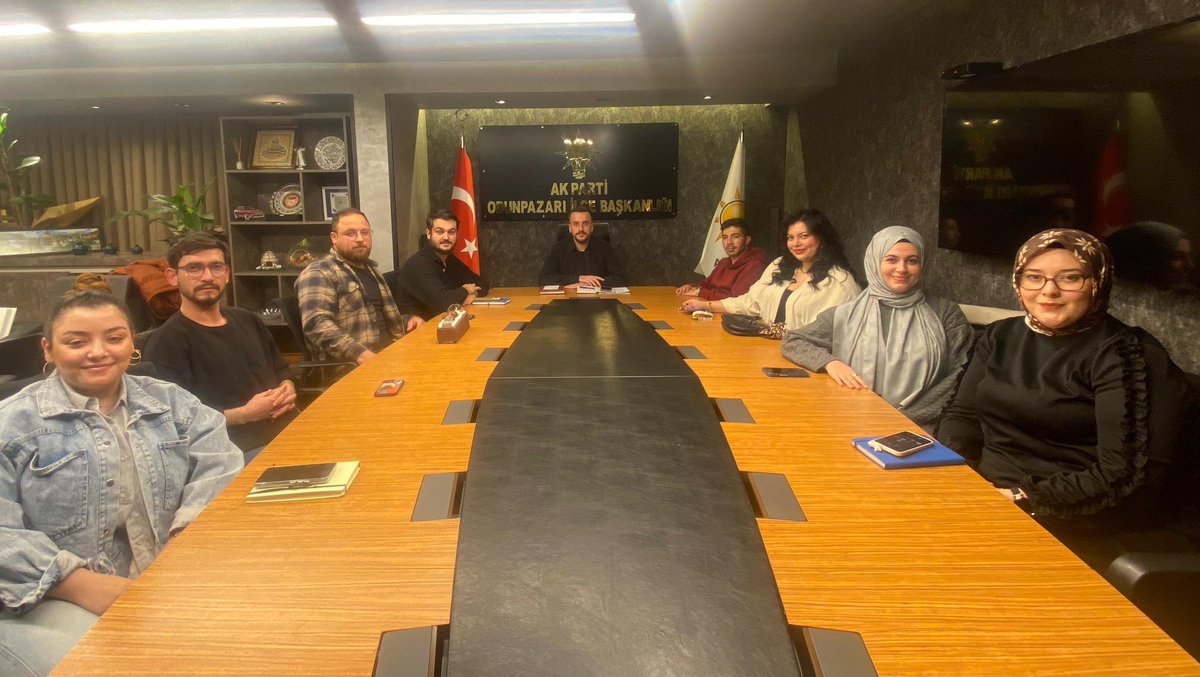 Bugün, teşkilat çalışmalarımızı değerlendirmek ve önümüzdeki dönemin planlarını yapmak üzere İlçe Yürütme Kurulu toplantımızı Odunpazarı İlçe Gençlik Kolları Başkanımız Mete Burak Eker Başkanlığında Gerçekleştirdik.  gerçekleştirdik.