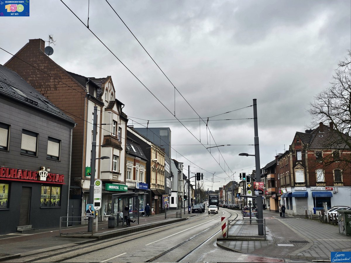 Gerne Gelsenkirchen (@ggelsenkirchen) on Twitter photo #GE150 /STADTGESCHICHTE-TO-GO. Die Horster Straße verläuft mitten durch Beckhausen. Ihr seht sie auf dem ersten Bild im Jahr 1909. Das große Haus links ist die heutige Hausnummer 354, der Blick geht Richtung Buer.
(Nostalgisches Foto: <a href="/ISG_Ge/">Institut für Stadtgeschichte Gelsenkirchen</a> FS I 02132, aktuelles Foto: falke) #GE150 /STADTGESCHICHTE-TO-GO. Die Horster Straße verläuft mitten durch Beckhausen. Ihr seht sie auf dem ersten Bild im Jahr 1909. Das große Haus links ist die heutige Hausnummer 354, der Blick geht Richtung Buer.
(Nostalgisches Foto: <a href="/ISG_Ge/">Institut für Stadtgeschichte Gelsenkirchen</a> FS I 02132, aktuelles Foto: falke)