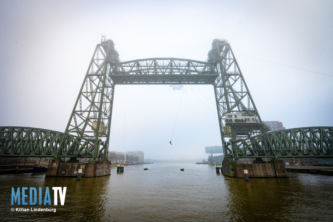 mediatvnl's tweet photo. Tientallen rode baretten in opleiding oefenen twee dagen lang op de Koningshavenbrug in Rotterdam, ook wel de Hef. Als onderdeel van de opleiding voor de Luchtmobiele Brigade moeten zij verschillende parcours afleggen.
https://t.co/vqXvN4CUC6 https://t.co/O1UPb8roie
