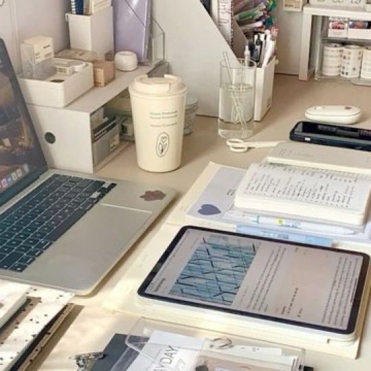 estudosdagi's tweet image. ୧ ‧₊˚ - gigi, 2008 🎧
          - 3°EM + vestibulanda de med
          - 1° ano de cursinho
          - foco no enem e fuvest

♡... livros, kpop, viagens, romcoms &amp;amp; cappuccino

⌕ search #studytwt | #studytwtbr | #collegetwt 

↻/♡ = mutuals!