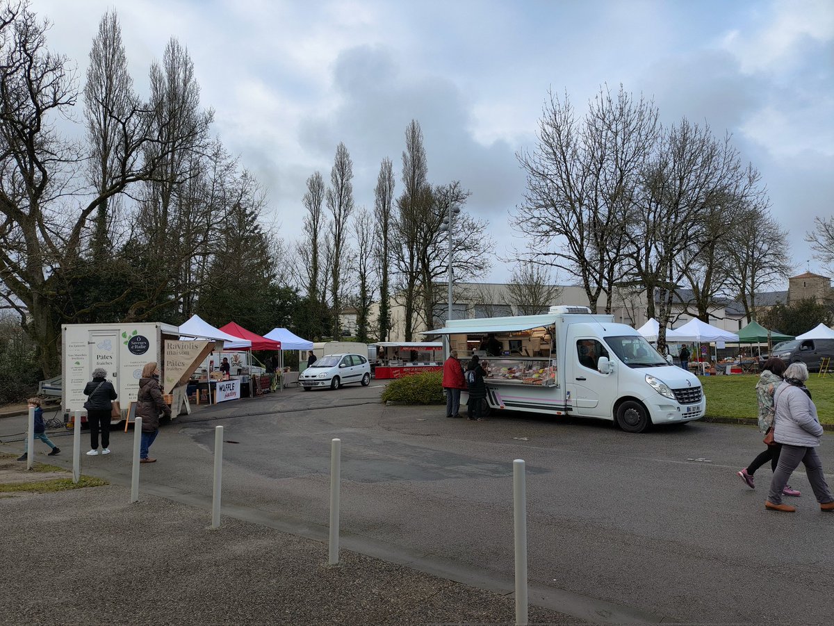 Habitants de #Venansault, venez au premier marché mensuel des producteurs qui ouvre dans quelques instants et fermera ses portes à 21h.

Venez nombreux !