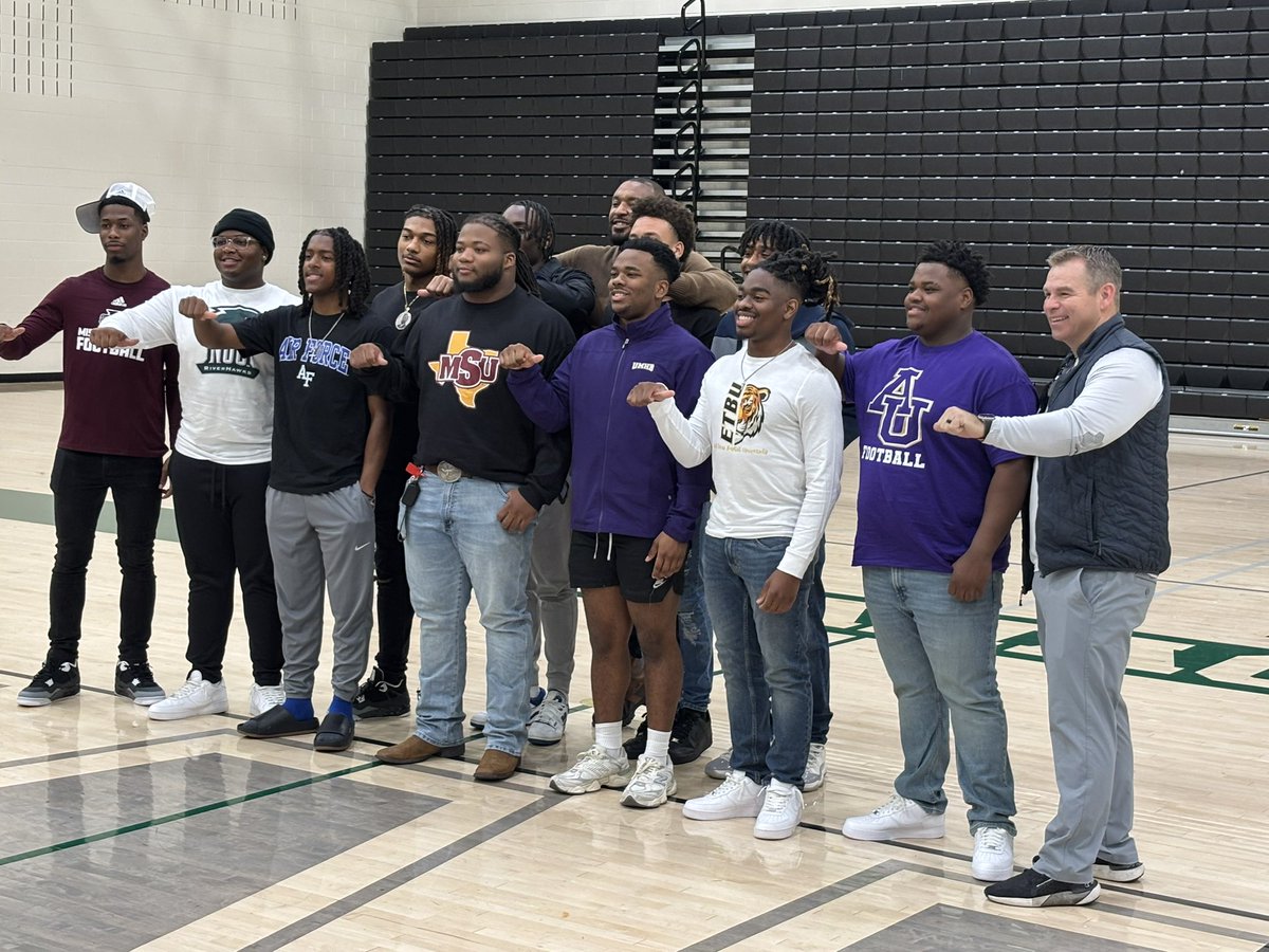 Braylon_Linnear's tweet photo. Today was special for our family! Thank you to every coach that has poured into him along the way. Every teacher that held him to a standard of excellence for academics.  Family and friends that have supported. Congrats to all the young men signing today! #GoTribe @BrysonLinnear https://t.co/K8U3w02Qkv