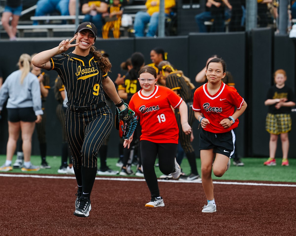 Celebrating women in sports today, tomorrow and every day 🖤💛

Happy National Girls and Women in Sports Day!

#NGWSD x #Hawkeyes