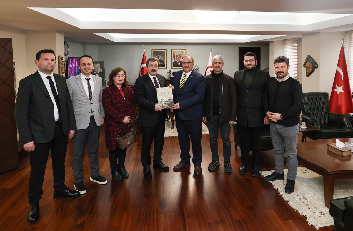 TCSamsunValilik's tweet photo. Samsun #Termeliler Kültür ve Yardımlaşma Derneği
📌#Samsun Termeliler Kültür ve Yardımlaşma Derneği (#SAMTER) Başkanı Recep Ormancı ve yönetim kurulu üyeleri, Valimiz Sayın @orhantavli_'yı ziyaret etti.
📌Ziyarette, 19 Şubat 2025 Çarşamba günü saat 18.00'de İlkadım Belediyesi Derebahçe Sosyal Tesislerinde gerçekleştirilecek Geleneksel 3. Büyük Termeliler Buluşması hakkında bilgi verildi ve derneğin öz kaynaklarıyla hazırlanan Terme Nüfus Defteri (1834) isimli eser Sayın Valimize takdim edildi.
📌2022 yılında kurulan SAMTER'in faaliyet alanı olarak öğrencilere burs sağlanması ve sosyal/kültürel etkinlikler düzenleyerek Terme’nin dışa tanıtımı belirlenmiştir.
Doğal afetlerde etkin bir şekilde ihtiyaç sahiplerine yardım da eden dernek, Terme'deki köy dernekleriyle de iletişim halinde olup ihtiyaç duyulduğu noktalarda Samsun ve Terme arasında köprü vazifesi görmektedir.