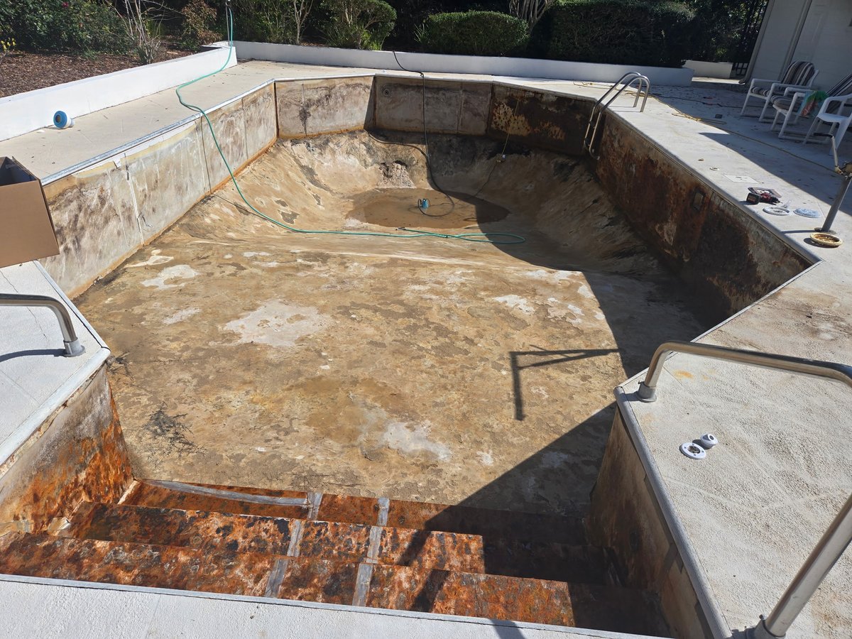 ppalmpools's tweet image. We had a fantastic time bringing life back into a customer&apos;s pool with a Coventry Cobalt Fusion vinyl liner from Latham Pools. Added new Hayward trim and faceplates for a polished look. Now it&apos;s fresh and like new! #HomeImprovements #PoolTransformation  Temple Terrace FL