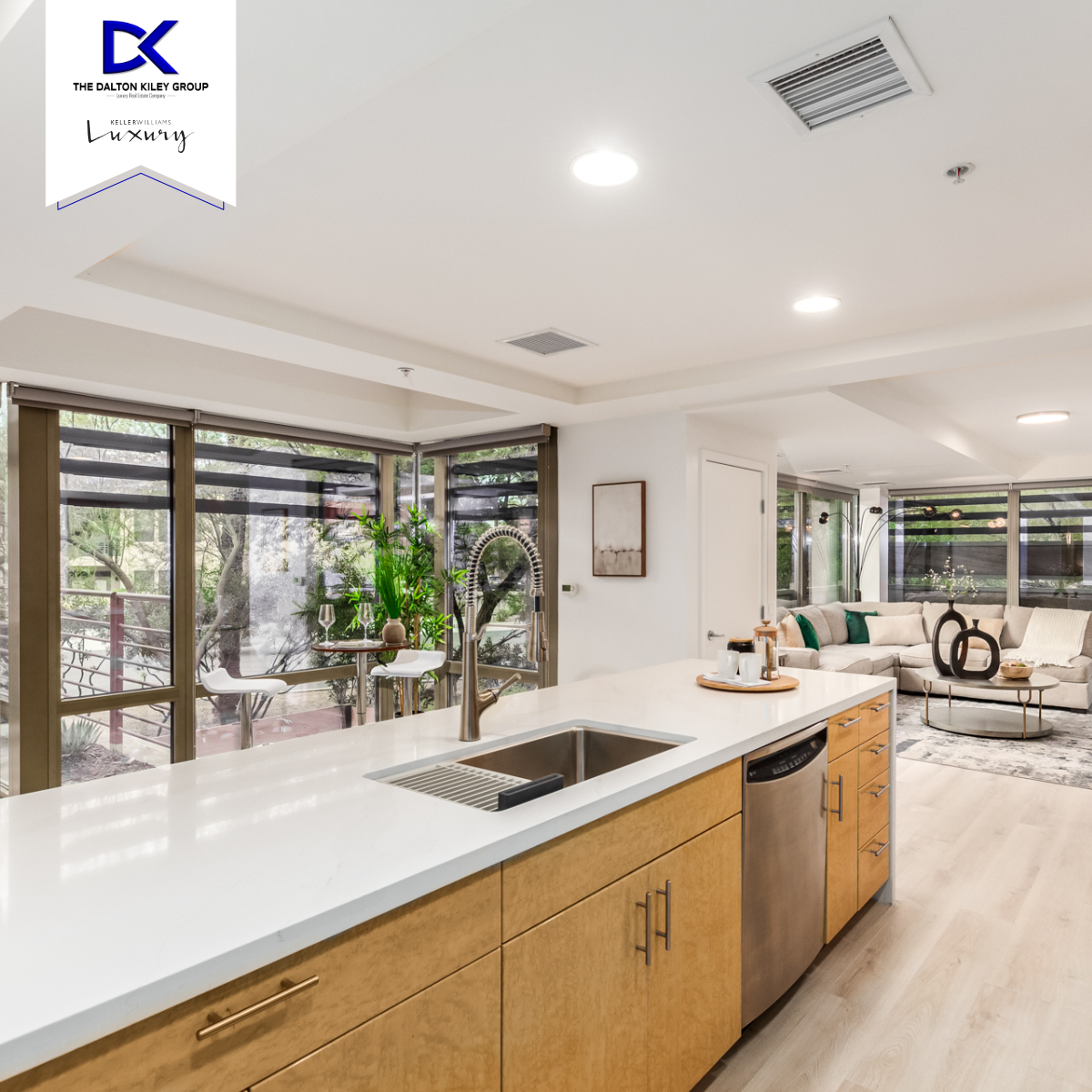 dkileygroup's tweet photo. Floor to ceiling windows are the best way to bring in more natural lighting ✨ This beautifully remodeled corner unit has plenty of light to make the place bright!

If you’re looking for a 2-bed condo for sale in Scottsdale that has been fully updated, don’t miss this chance! 👇 https://t.co/epRcQvGLak