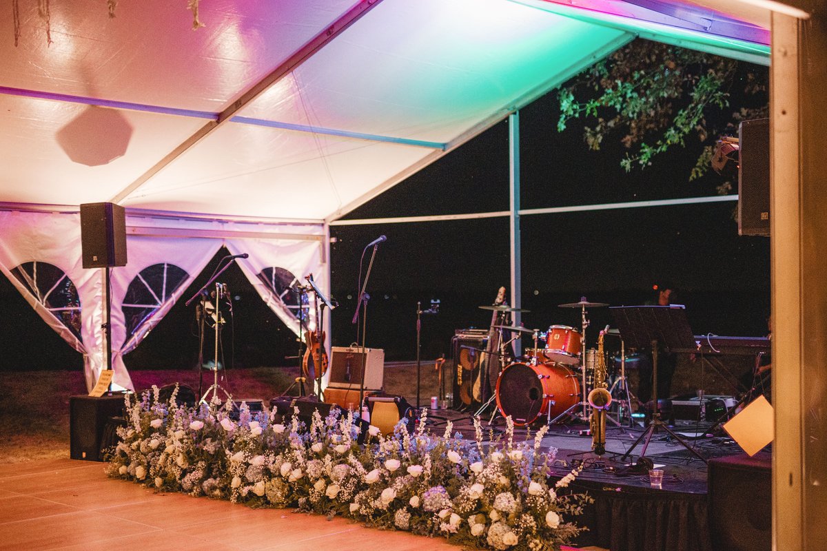 📷📷 We’re reliving the magic of last September! 📷📷
We’re beyond excited to share some stunning wedding photos from one of the beautiful events we were a part of last fall! 📷📷 
Photography: @sarahbabcockstudio