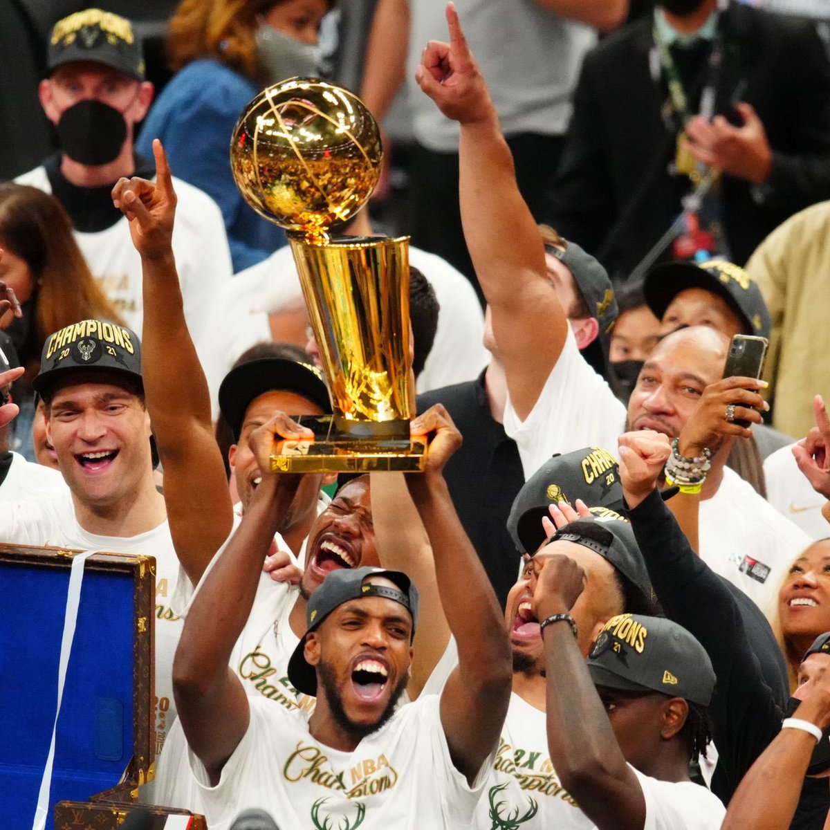 UK_Bucks's tweet photo. James Khristian Middleton, Milwaukee Bucks legend. 

NBA Champion.

Khris Middleton is good. Forever. https://t.co/pWnLMwe8zF
