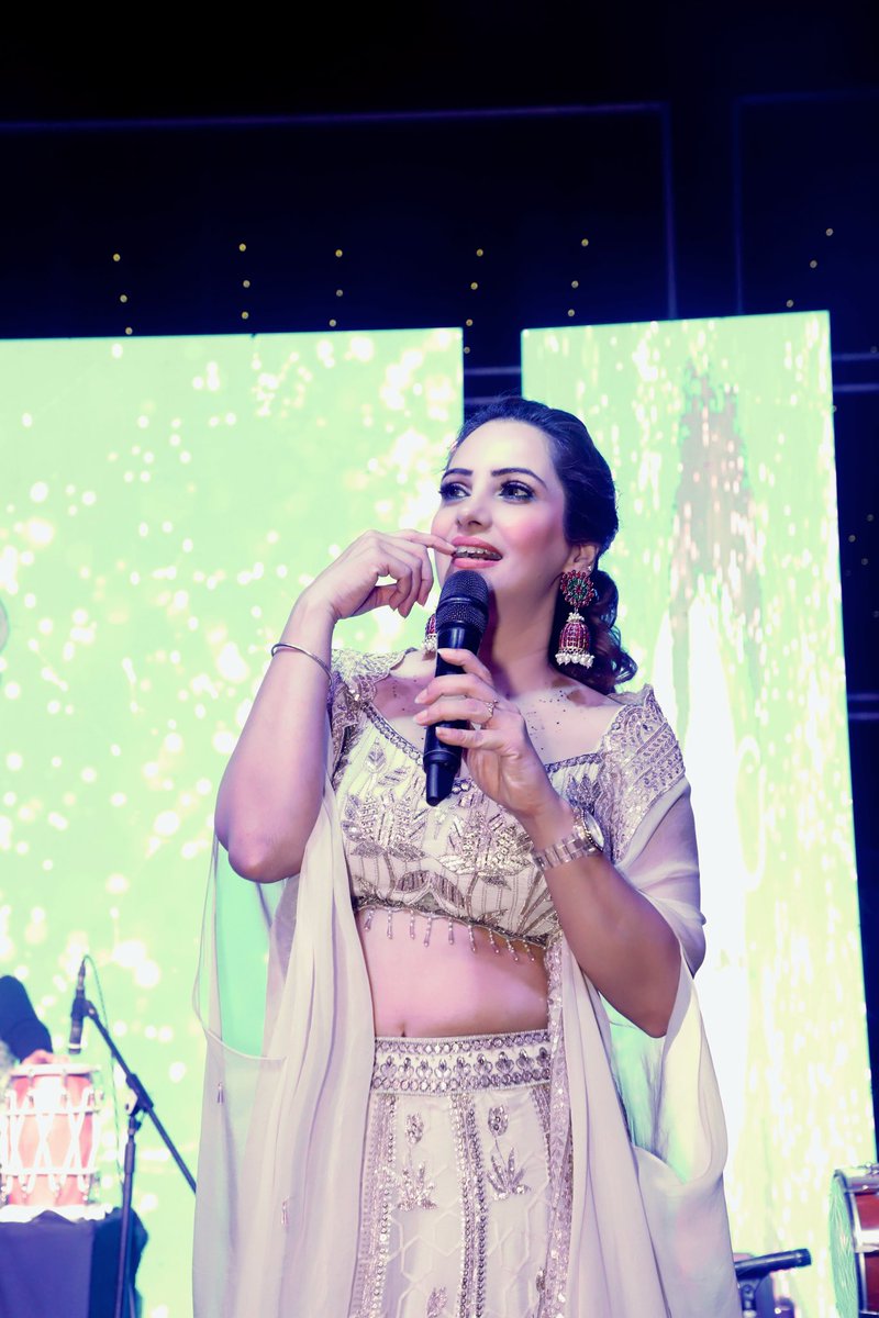 AnchorPiya's tweet photo. Wedding Season Work Season #anchorpiyasharma🎤 #weddingevents #worktime #seasontime #anchorpiya #bestemcee #anchor #emceeoftheyear #weddinganchor #weddingwork #event #dress #makeup #anchorpiyasharma #waering @studioamas https://t.co/15EdCgtoiQ