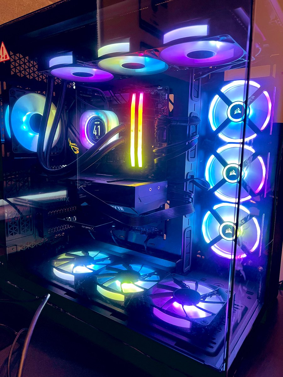 JackLogistical's tweet photo. I was inspired to share my ‘Cable management is overrated’ photos 😂 https://t.co/L9TfS3Jstx