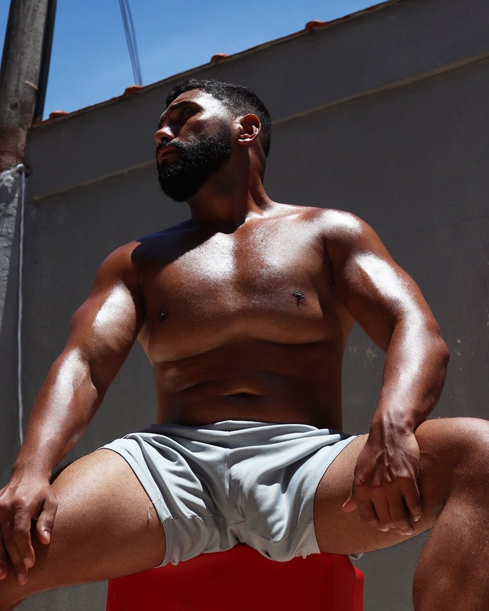 Sol, vitamina D e uma boa dose de energia! ☀️🌿 Aproveitando os raios solares para recarregar o corpo e a alma. 💛

#sensualidade #sensual #sexy #sensuality   #hot  #sexo #fotografia #bhfyp  #photography  #morenos
#homensparrudos #homenslindos
#barbudos #barba #muscle #gay