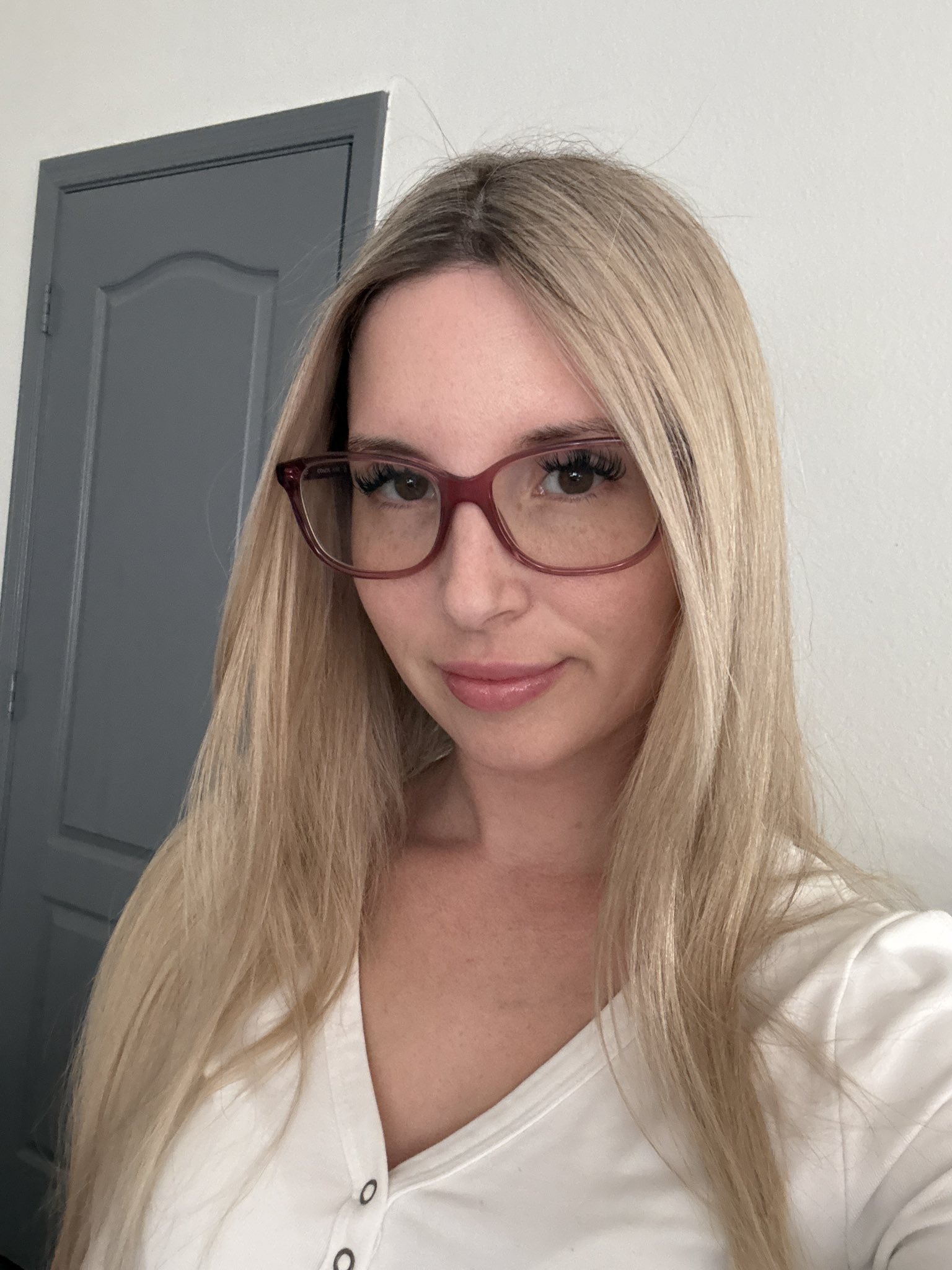 What do you think of the glasses? 🤓 https://t.co/jNtpDaYMLp
