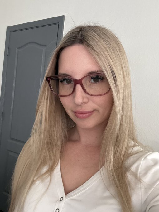 Watch Piper Perri's leaked NSFW photo on TwXstars