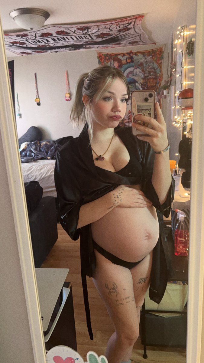 AleenaCheNSFW's tweet photo. men’s only job is to worship pretty girls like me https://t.co/SqocQh3izw