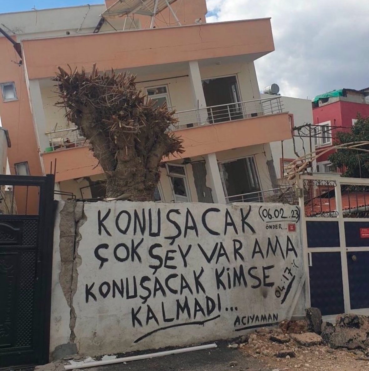 Kelimeler kifayetsiz, bir yanımız yarım, gökyüzü karanlık… 6 Şubat depreminde hayatını kaybedenleri saygıyla anıyoruz. Depremzedelerimize de acil şifalar diliyoruz🙏🏻