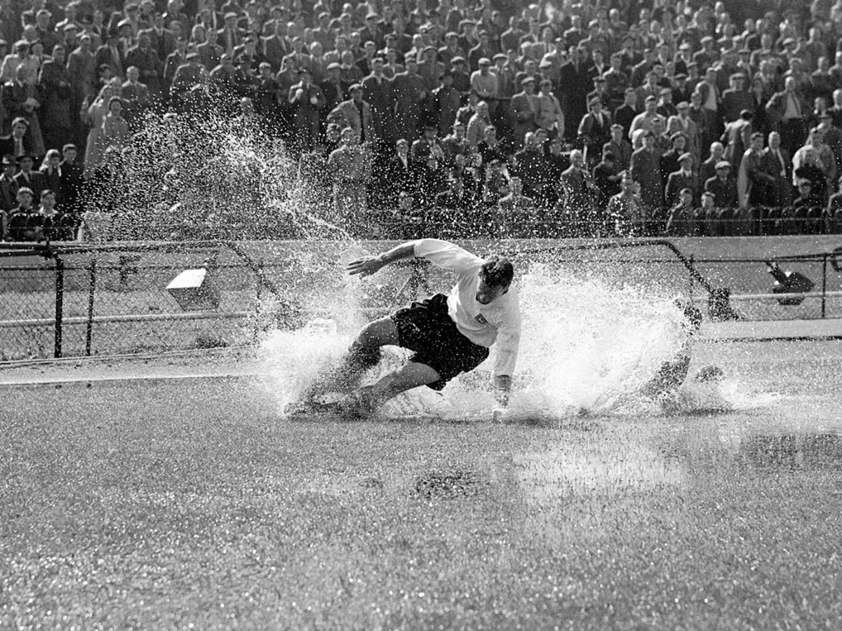 JamesLinehan14's tweet photo. @fasc1nate Sir Tom Finney - The Splash https://t.co/IEM4KGxH2P